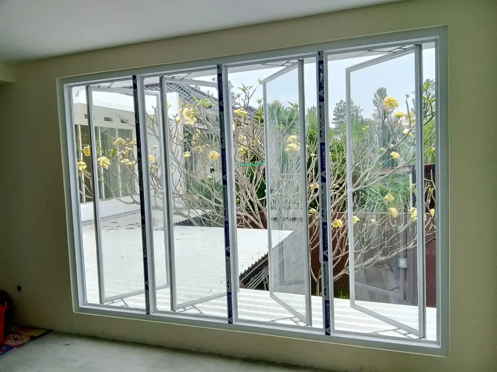 Jendela aluminium putih model bukaan samping