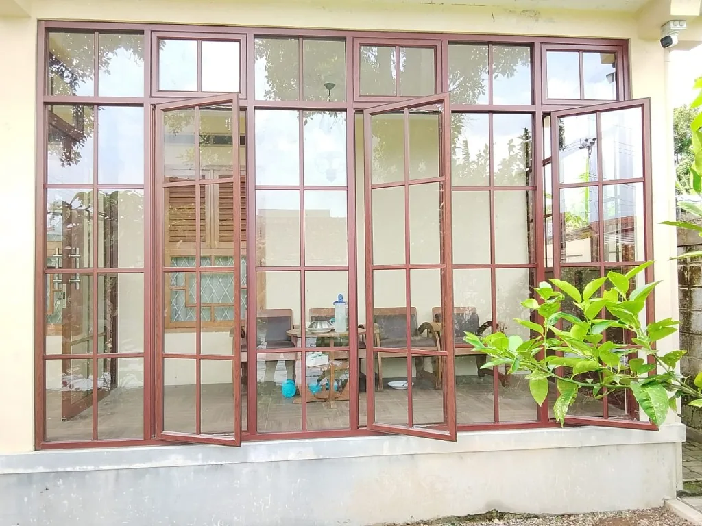 Kusen dan jendela aluminium motif kayu