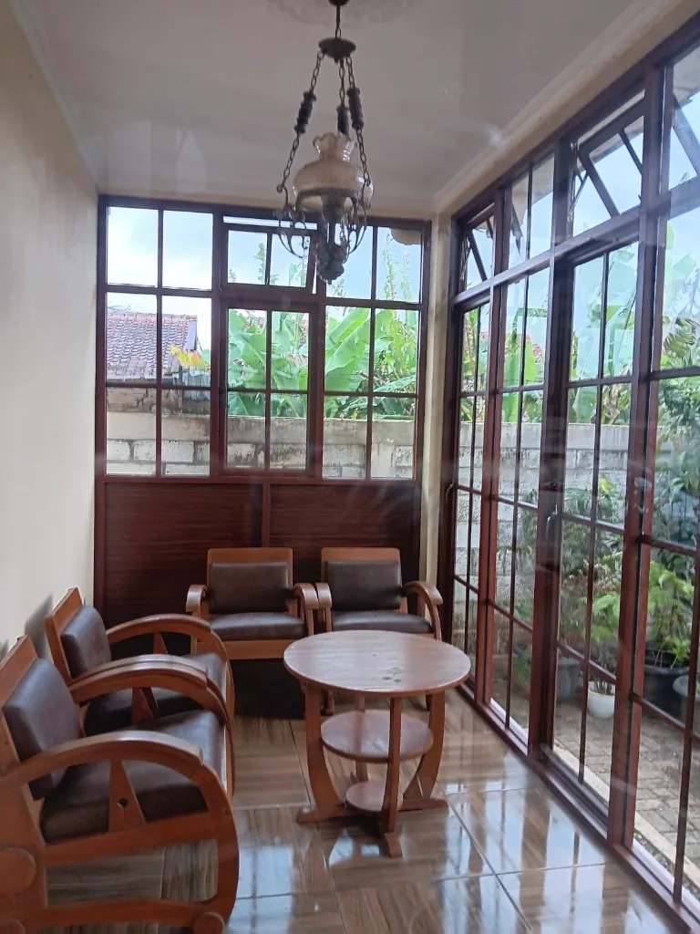 Partisi ruang aluminium motif kayu dan kaca