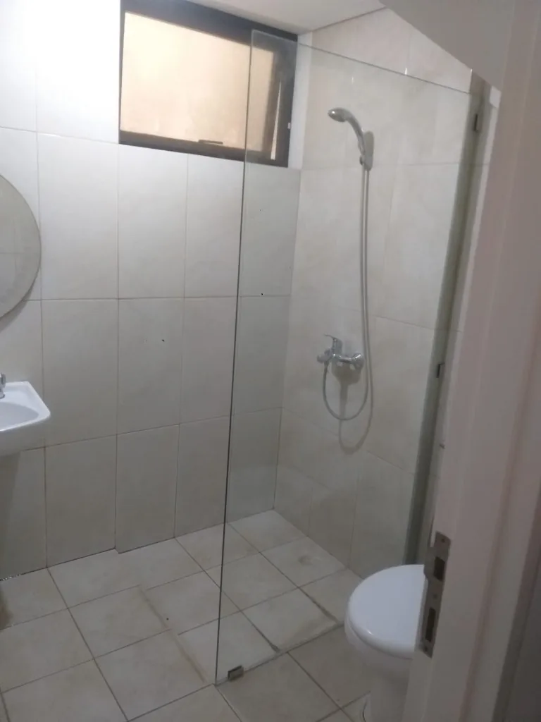 Sekat kamar mandi dari kaca bening
