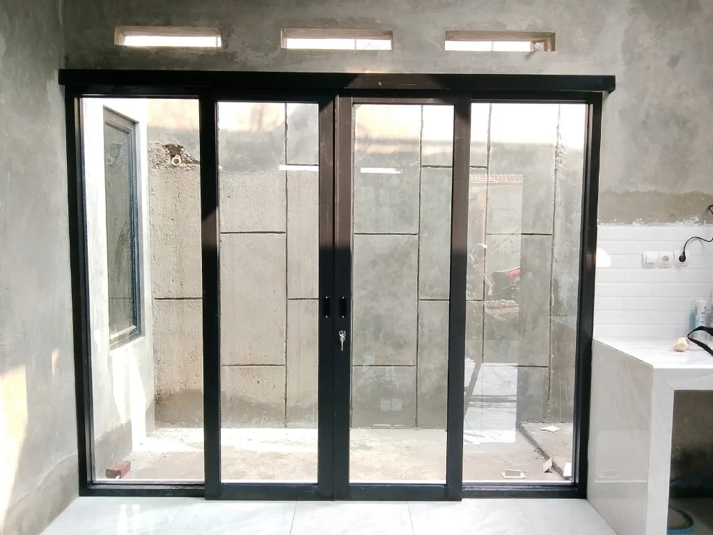 Pintu geser aluminium hitam dengan kaca bening