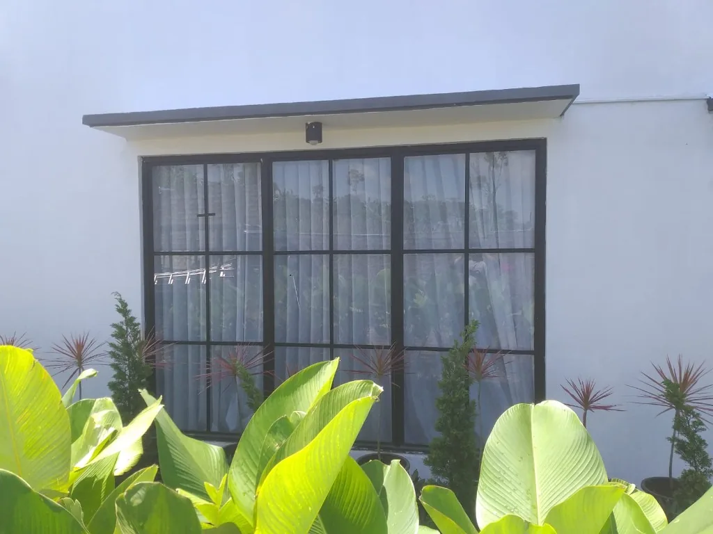 Jendela aluminium pada fasad rumah