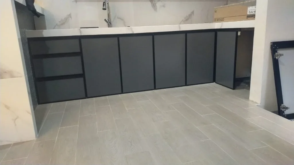 Kabinet dapur aluminium warna abu-abu