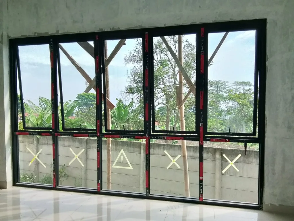 Rangkaian jendela aluminium hitam dengan bukaan atas