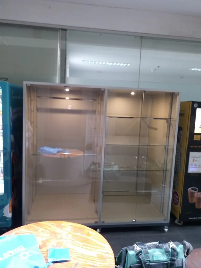 Etalase aluminium dan kaca dengan lampu bagian dalam