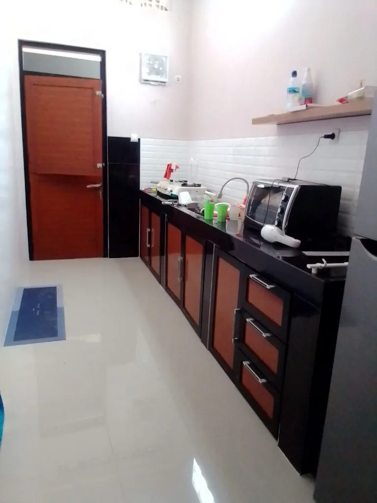 Kabinet dapur aluminium hitam dengan panel motif kayu