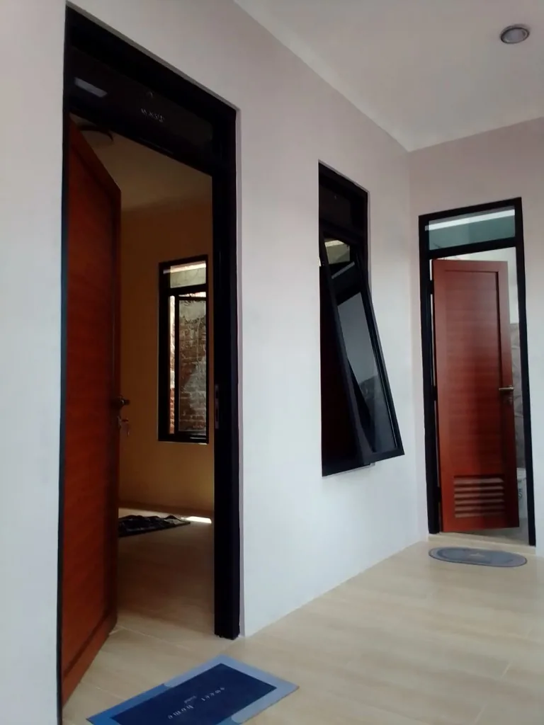 Pintu panel motif kayu dan kusen aluminium hitam